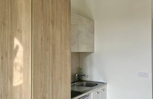 Levallois-Perret Apartamento | Charming two - Bedroom Duplex with WiFi & AC Near Paris in Levallois-Perret