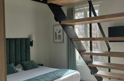 Levallois-Perret Apartamento | Charming two - Bedroom Duplex with WiFi & AC Near Paris in Levallois-Perret