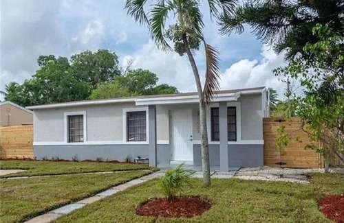 South Middle River Casa | Charming Two-bedroom In-house with WiFi and AC Close To Wilton Manors!