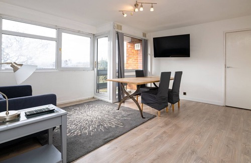 Alperton Apartamento | Vrbo Property