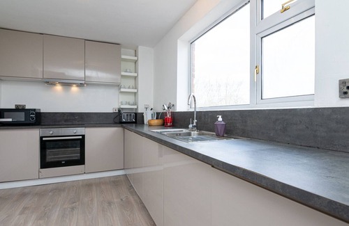 Alperton Apartamento | Vrbo Property