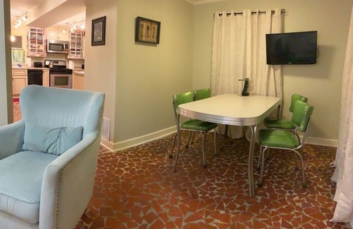 Central Gardens Casa | Charming two bedroom Central Gardens carriage house in amazing Memphis