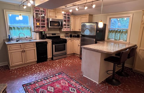 Central Gardens Casa | Charming two bedroom Central Gardens carriage house in amazing Memphis