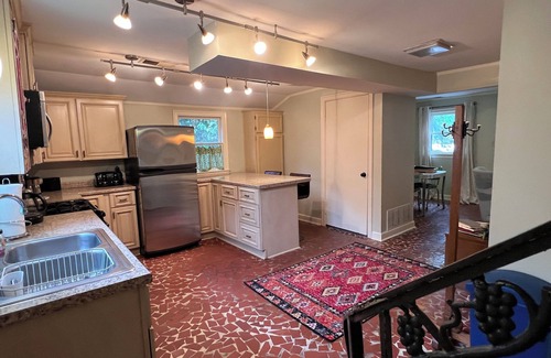 Central Gardens Casa | Charming two bedroom Central Gardens carriage house in amazing Memphis