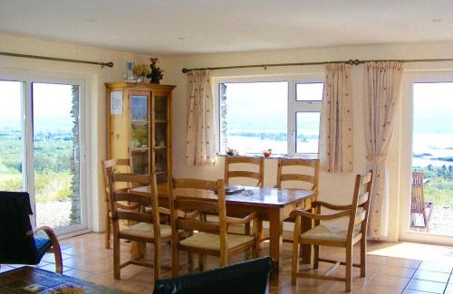Templenoe Casa | Charming Two Bedroom Cottage with Magnificent Sea Views. 10 minutes from Kenmare