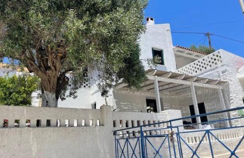 Korissia Casa | Charming two bedroom fisherman's house on Kea