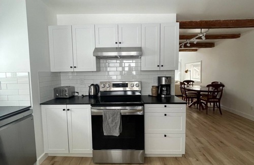 Saint-Chrysostome Chalet De Esquí | Charming two story retreat situated in the beautiful Haut St-Laurent.