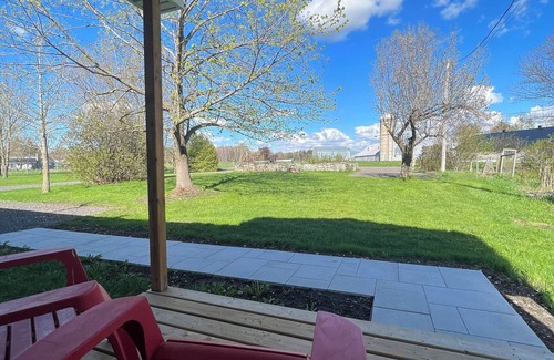 Saint-Chrysostome Chalet De Esquí | Charming two story retreat situated in the beautiful Haut St-Laurent.