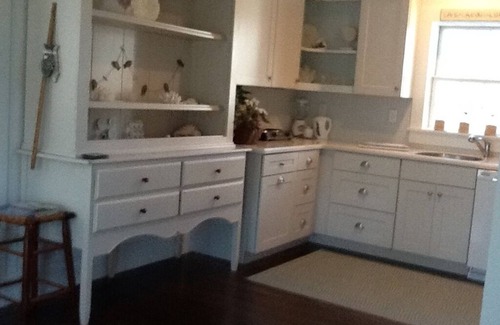 Brewster Cabaña | Charming two-storey shingled Cape Cod cottage, off Cape Cod Bay. With priv pond.