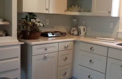 Brewster Cabaña | Charming two-storey shingled Cape Cod cottage, off Cape Cod Bay. With priv pond.