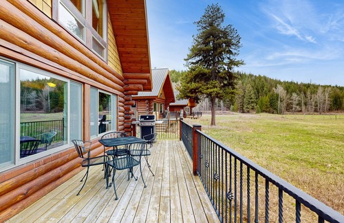 Polebridge Cabina | Charming two-story cabin with a wood stove - near Glacier National Park