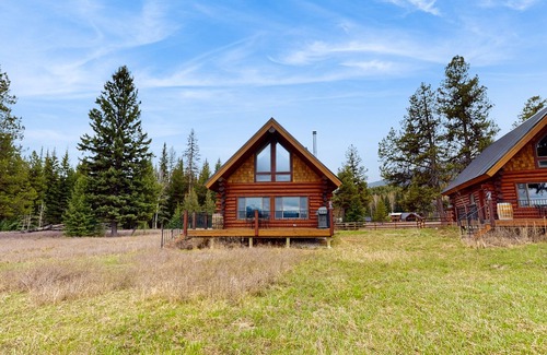Polebridge Cabina | Charming two-story cabin with a wood stove - near Glacier National Park