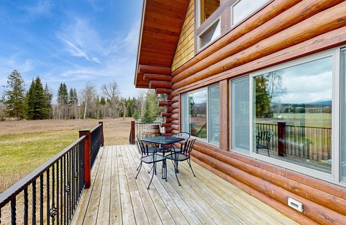 Polebridge Cabina | Charming two-story cabin with a wood stove - near Glacier National Park