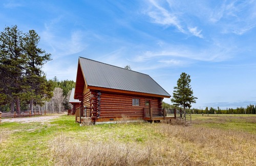 Polebridge Cabina | Charming two-story cabin with a wood stove - near Glacier National Park