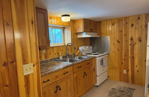Lindstrom Cabina | Charming Underhill 2-bedroom cabin in lovely Center City with lake access.