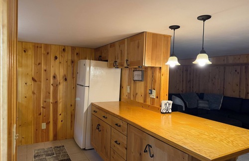 Lindstrom Cabina | Charming Underhill 2-bedroom cabin in lovely Center City with lake access.