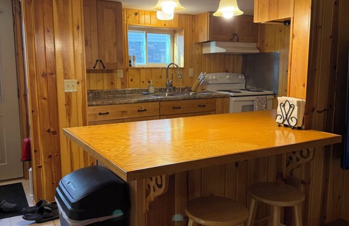 Lindstrom Cabina | Charming Underhill 2-bedroom cabin in lovely Center City with lake access.