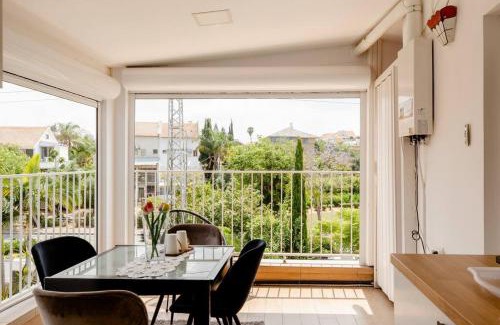 Rishon LeTsiyon Casa | Charming Unit with Pool and Great Amenities