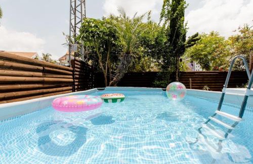 Rishon LeTsiyon Casa | Charming Unit with Pool and Great Amenities