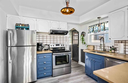 Sunnyside Casa | Charming Updated Inner Southeast Portland Home, Pet Friendly, Fenced Backyard, Close to Everything