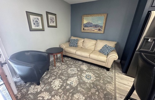 Kyle Casa | Charming Upstairs 2-bedroom townhome W/side entrance & Balcony in Kyle AC, WiFi