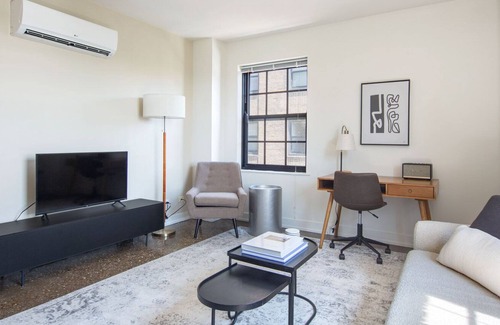 Uptown Apartamento | Charming Uptown 1BR w/ Indoor Pool, nr Lakefront Trail, by Blueground