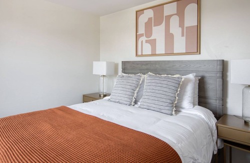 Uptown Apartamento | Charming Uptown 1BR w/ Indoor Pool, nr Lakefront Trail, by Blueground