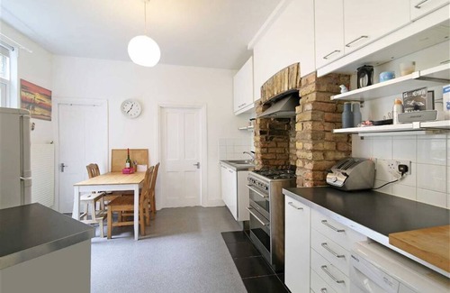 Leyton Casa | Charming Urban 2BD Flat with Garden, East London
