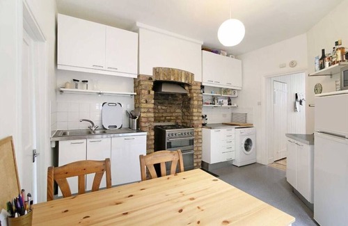 Leyton Casa | Charming Urban 2BD Flat with Garden, East London