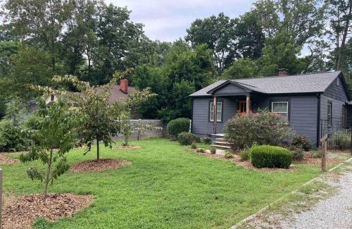 North Charlotte Casa | Charming Urban Retreat - Cozy Cottage in Charlotte
