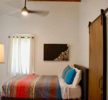 North Charlotte Casa | Charming Urban Retreat - Cozy Cottage in Charlotte