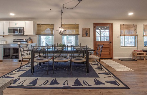 Sherrills Ford Cabaña | Charming Lake Front Home - Pet Friendly