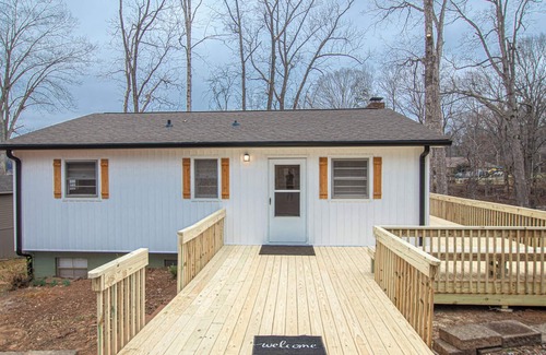 Sherrills Ford Cabaña | Charming Lake Front Home - Pet Friendly