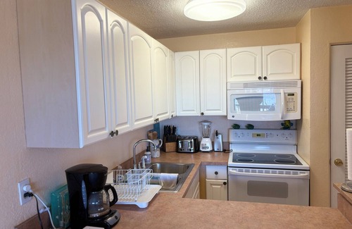 North Redington Beach Condominio | Charming 2-bedroom condo in amazing North Redington Beach with AC, WiFi
