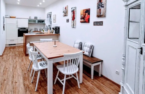 Schwandorf Casa | Encantadora casa de vacaciones "Marie Antoinette" con Wi-Fi, terraza y jardín