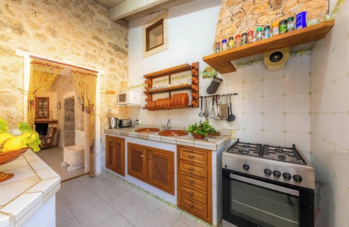 Ariany Casa | Encantadora casa de vacaciones "Cocotte" con vistas a la montaña, piscina, Wi-Fi, balcón y jardín