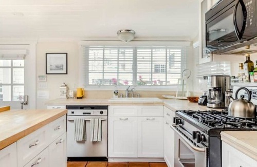 Venice Cabaña | Charming Venice Beach Cottage on Venice Canals, with Boats