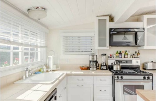 Venice Cabaña | Charming Venice Beach Cottage on Venice Canals, with Boats