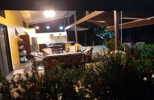 Ciudad Cortes Cabaña | Charming, very private 2-bedroom casita in Ojochal with WiFi and solar.