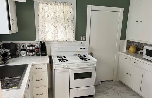 Dunsmuir Casa | Charming Victorian style, updated 2-bedroom house with AC in charming Dunsmuir