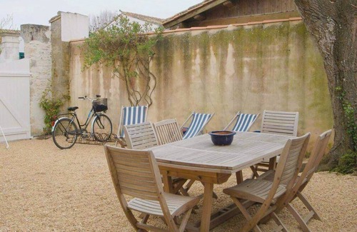 La Couarde-sur-Mer Casa | Charming village house with courtyard + parking