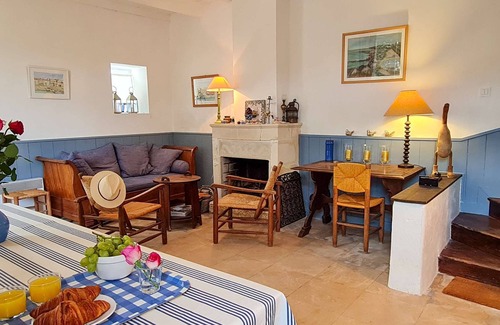 La Couarde-sur-Mer Casa | Charming village house with courtyard + parking