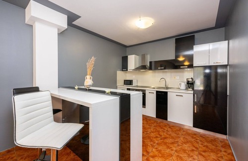 Novi Vinodolski Casa | Encantadora villa a sólo 500 metros de la playa con vistas al mar, piscina privada, barbacoa, lavadora