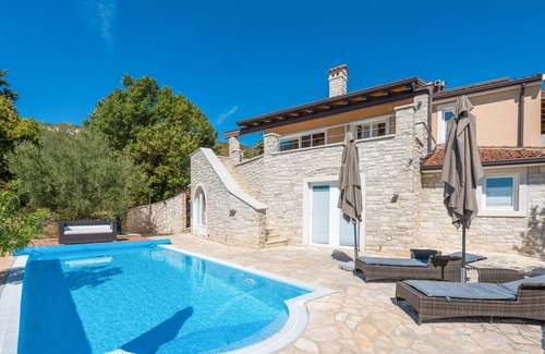 Ripenda Kosi Villa | Charming villa in a quiet area with pool and sea view