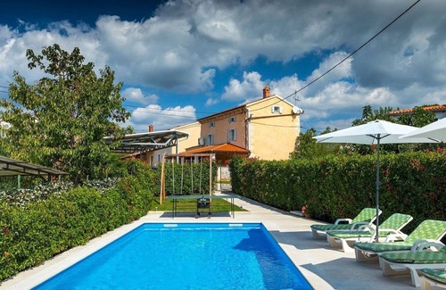 Bubani Cabina | Encantadora villa con piscina y jardín privado, a sólo 10 minutos en coche del mar