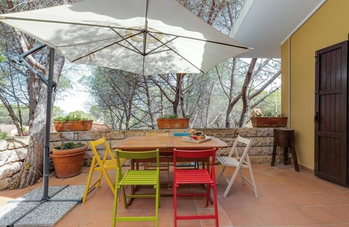 Narbolia Casa | Encantadora "Villa Viola" cerca de la playa con vistas al mar, terraza y jardín