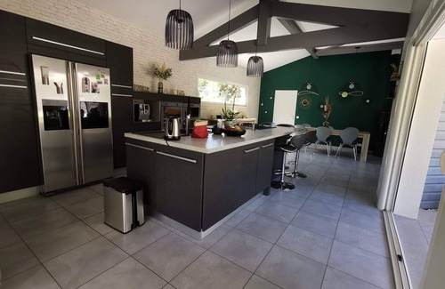 Biscarrosse Casa | Encantadora villa con piscina climatizada en una exuberante vegetación!