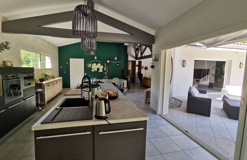 Biscarrosse Casa | Encantadora villa con piscina climatizada en una exuberante vegetación!