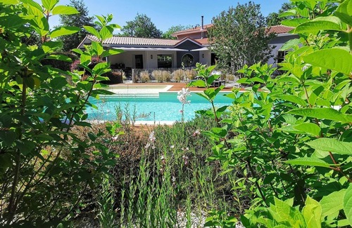 Biscarrosse Casa | Encantadora villa con piscina climatizada en una exuberante vegetación!