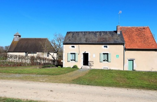 Saint-Sauvier Cabaña | Casa rural con jardín, 2 hab, cerca de Capilla St Rémy, ideal para familias, cerca de Montluçon